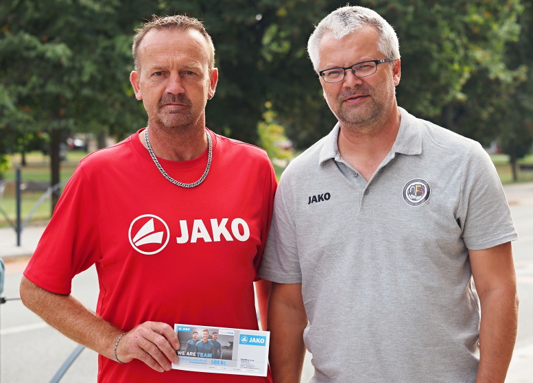 Tipovačka na facebooku OFS Hradec pokračuje, vítěz Květoslav Kvasnička převzal poukaz JAKO.