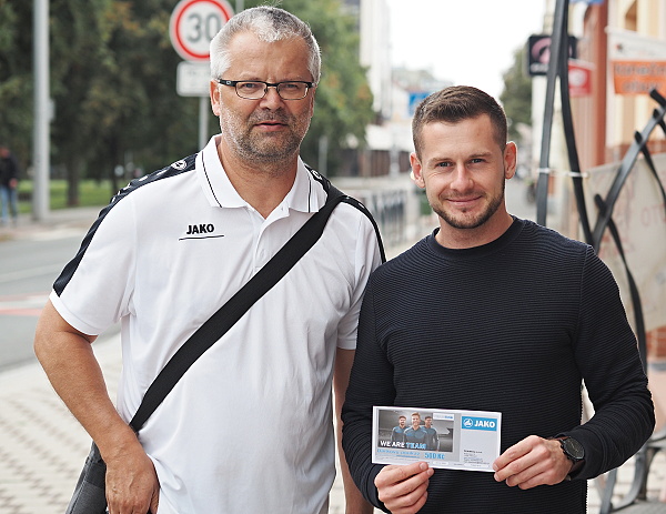 Tipovačka na facebooku OFS Hradec pokračuje, vítěz Oldřich Filipi převzal dárkový poukaz JAKO