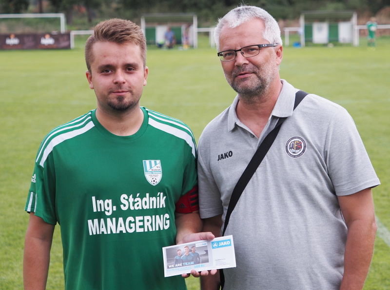 Tipovačka OFS Hradec na facebooku se rozjela, Jakub Fichtner převzal dárkový poukaz JAKO