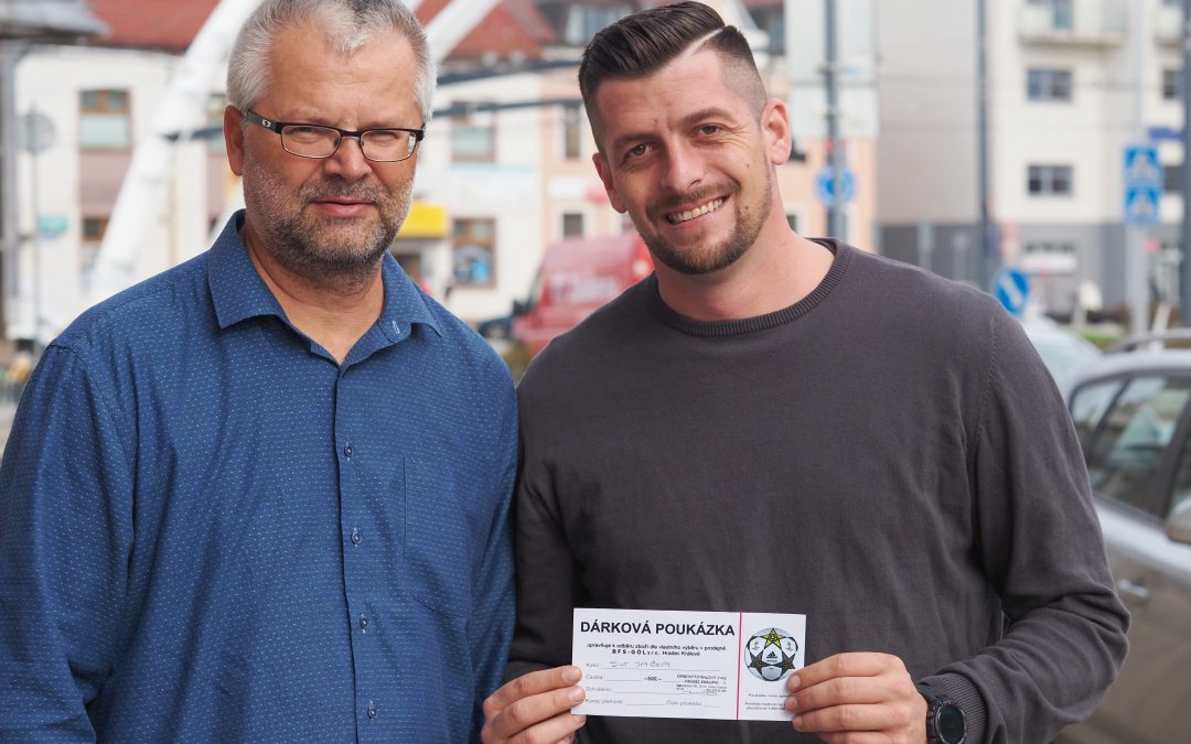 Tipovačka na facebooku OFS Hradec pokračuje, vítěz Jiří Jaška převzal poukaz od prodejny GÓL